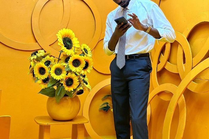 Adekunle's tie is at awkward length [Twitter/adekunleolpade]