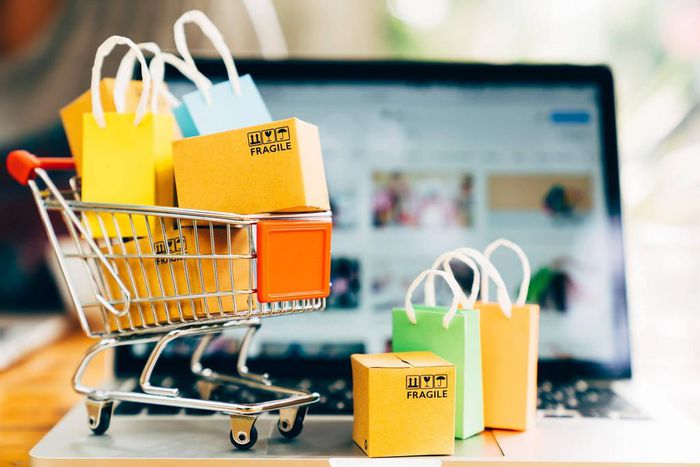 8 easy ways to save money while shopping online, according to a savings expert