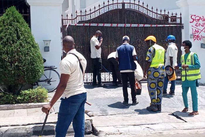 Building being sealed in Banana Island by officials of the Lagos State Building Control Agency (LASBCA) on Friday in Lagos. [NAN]
