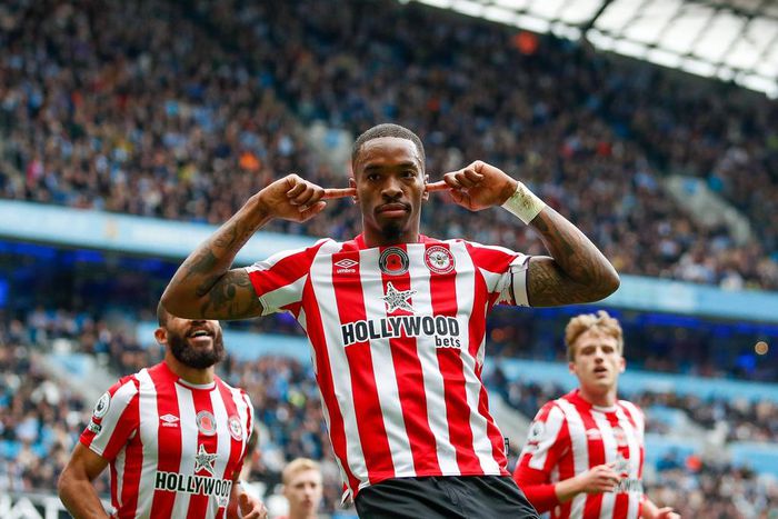 Ivan Toney of Brentford celebrates scoring the opening goal during the Premier League match between Manchester City and Brentford at the Etihad Stadium on November 12, 2022.