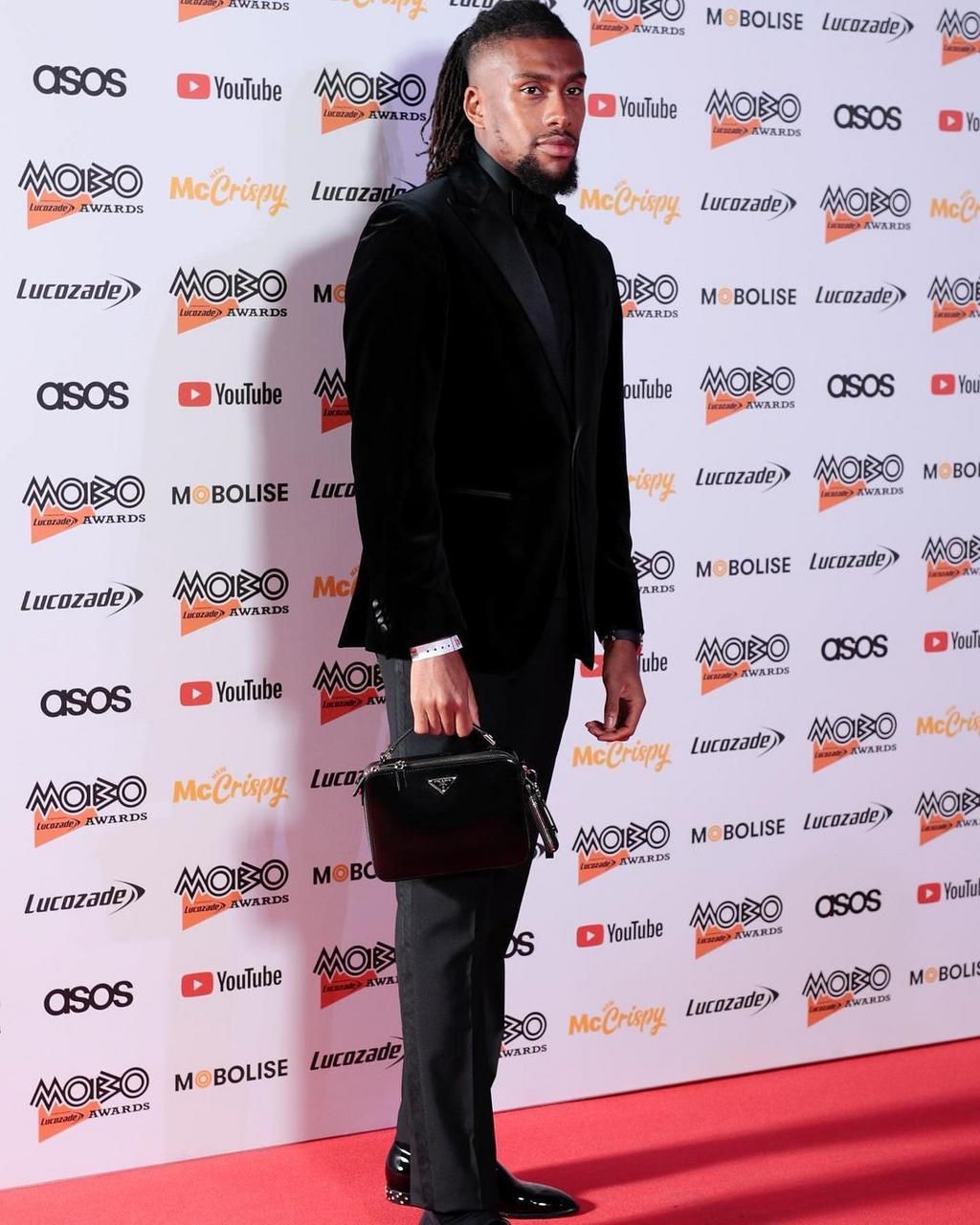 Iwobi wore an all-black suited outfit to the MOBO award held at London’s OVO Arena Wembley.