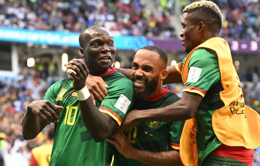 Vincent Aboubakar félicité par ses coéquipier après son entrée en jeu tonitruante face à la Serbie, le 28 novembre 2022