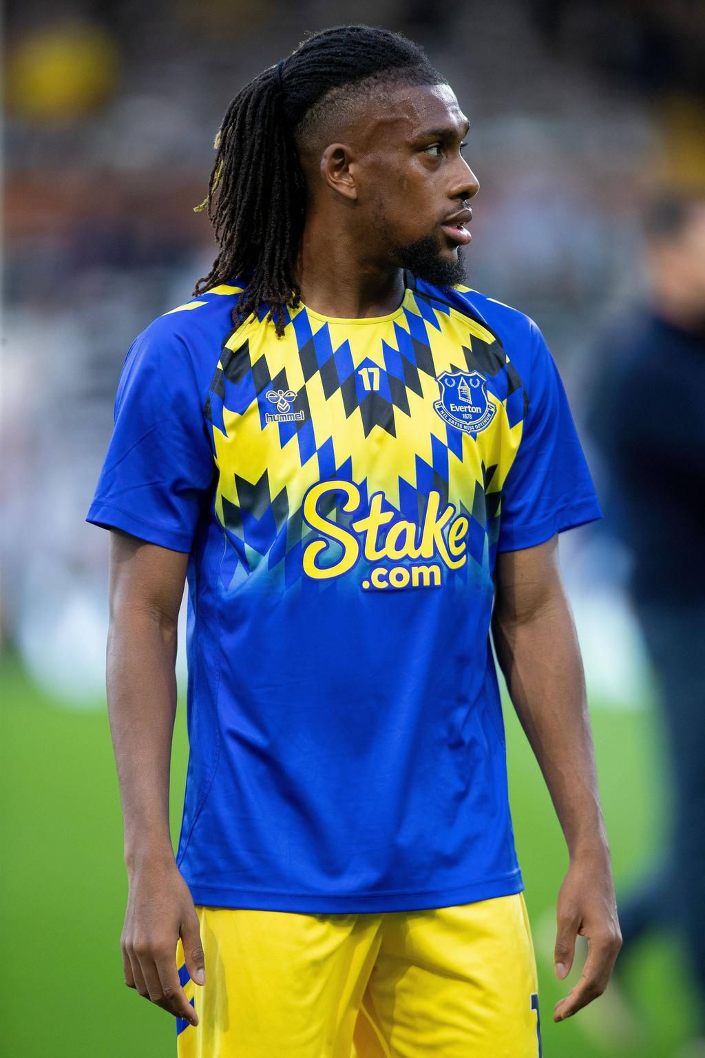 Alex Iwobi of Everton warms up ahead of the away game between Fulham on October 29, 2022.