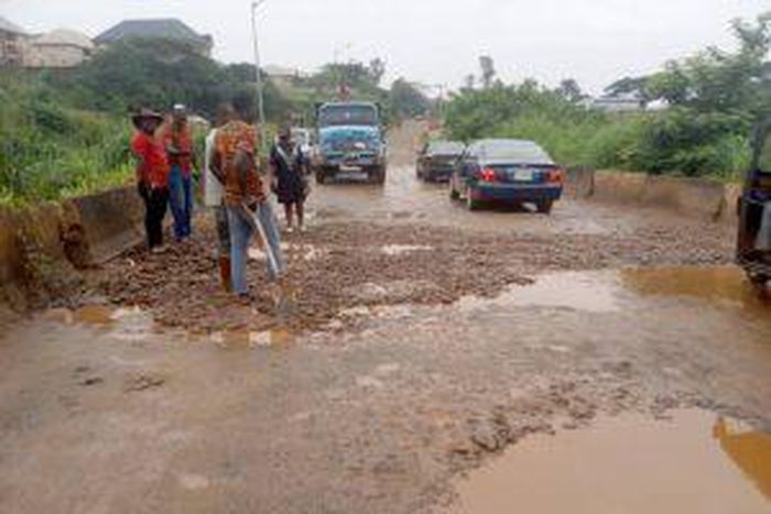 Anambra communities begin patch works on bridge linking Awka North to Awka South. [NAN]