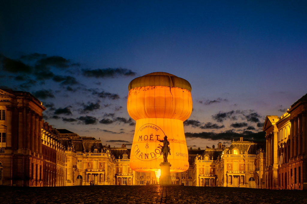 Moët & Chandon illuminates the holiday season with the vibrant effervescence of champagne & the spark of light