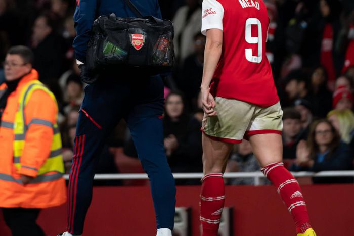 Beth Mead leaving the pitch injured | Sports Press Photo