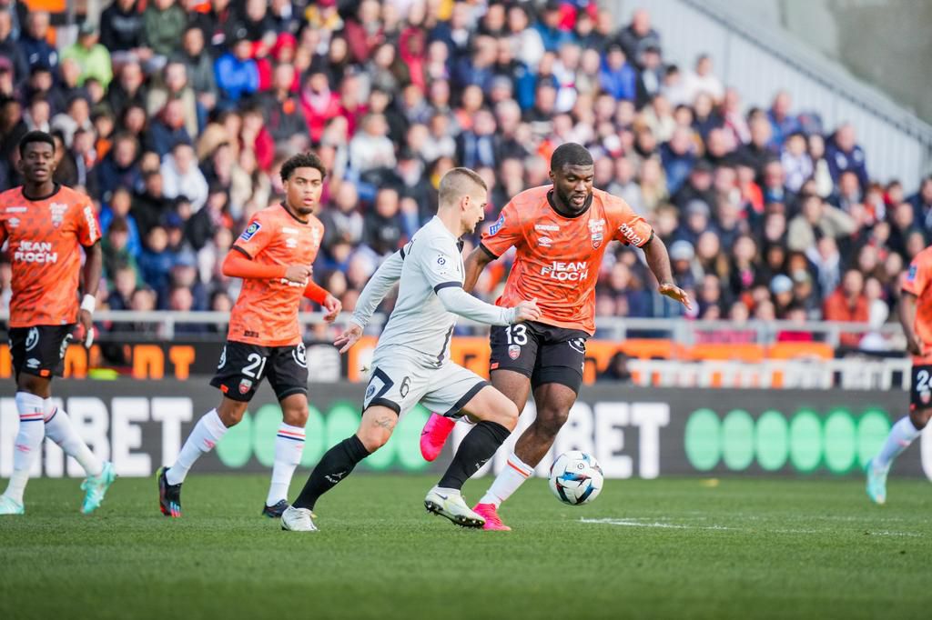 Merem charges at the PSG defense.
