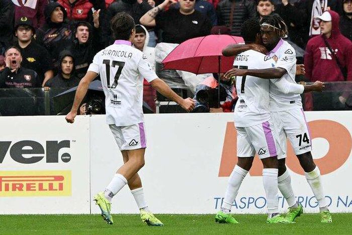 David Okereke celebrates his goal for Cremonese against Salernitana