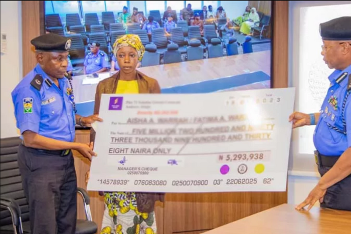 Ondo CP presents N13.3m cheques to 27 late police officers’ families. [Leadership]