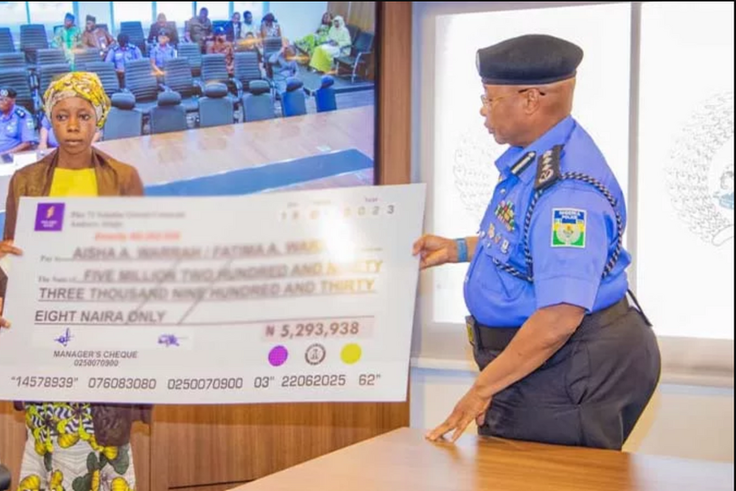 Ondo CP presents N13.3m cheques to 27 late police officers’ families. [Leadership]