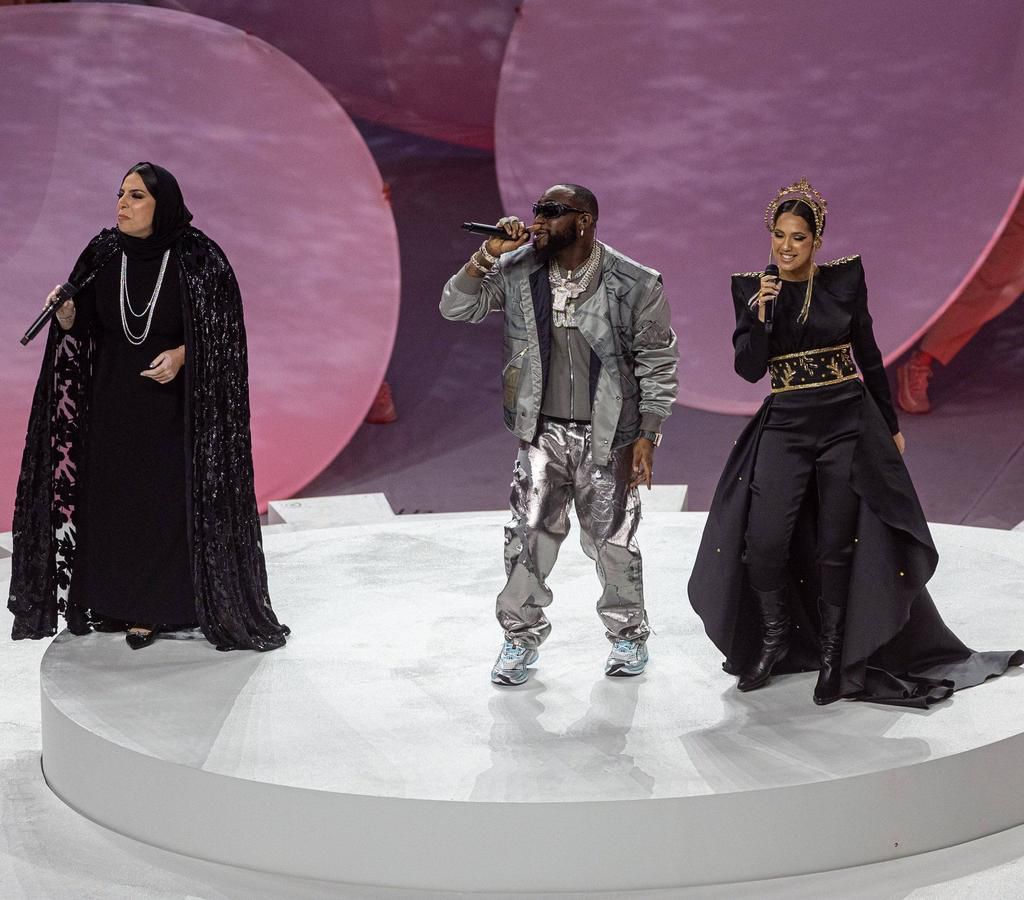 Davido performing at the closing ceremony of the World Cup.