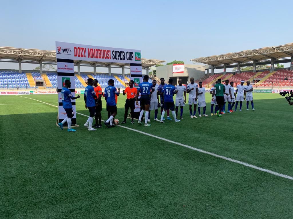 Enyimba and shooting stars players exchanging pleasantry before the kickoff of NPFL preseason final
