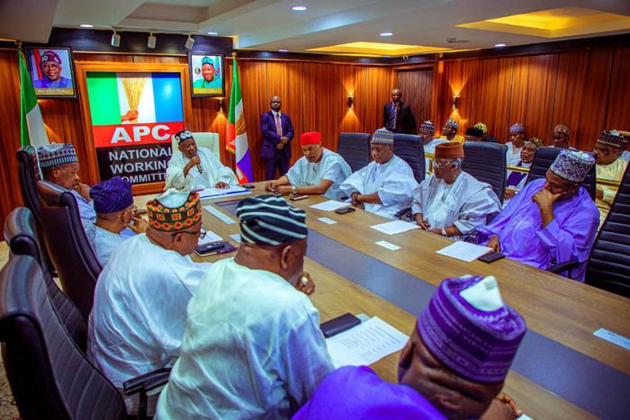 Ganduje inaugurates committee to reconcile Akeredolu and his deputy. [Twitter:@dawisu]