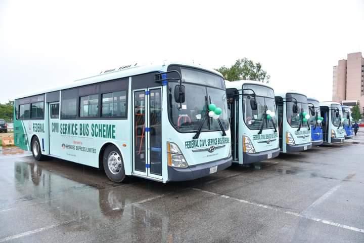 Presidencia lanzó un ambicioso plan para promover el uso de gas natural comprimido en el transporte público de la Capital Federal, ofreciendo 40 días de viaje gratuito en nuevos buses, más seguros y accesibles. Esta iniciativa forma parte de la visión del presidente Tinubu sobre el desarrollo sostenible, reduciendo la dependencia de la gasolina y fomentando una transición hacia soluciones energéticas respetuosas con el medio ambiente. Un importante paso adelante hacia un futuro más ecológico y sostenible para el transporte público en Nigeria.