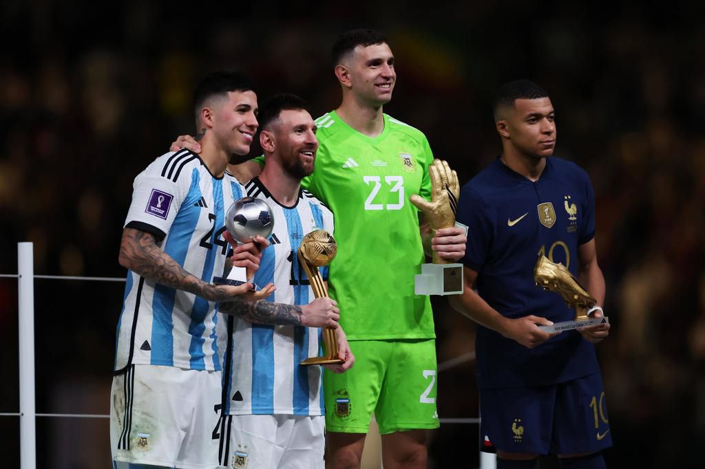 Emiliano Martinez (centre) was awarded with the goalkeeper of the tournament