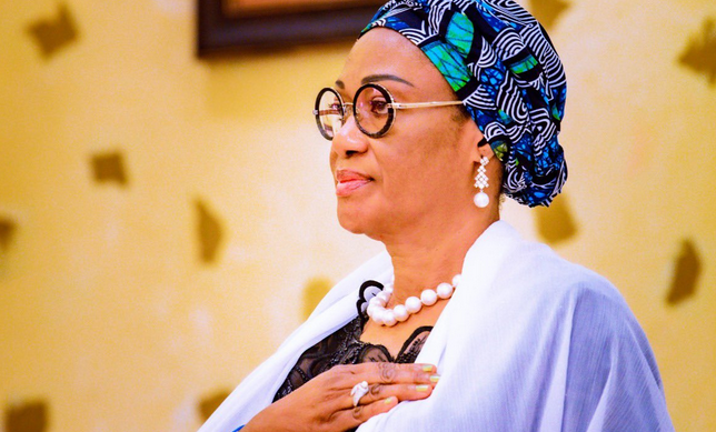 尼日利亚第一夫人 Oluremi Tinubu 夫人在庆祝阿布贾国家医院成立 25 周年期间强调了政府对人民健康的承诺。它强调了为所有尼日利亚人提供优质医疗保健的重要性，无论其出身或社会经济地位如何。阿布贾国家医院通过提供负担得起的优质护理在这一目标中发挥着核心作用。纪念已故哈吉亚·玛丽亚姆·阿巴查 (Hajia Maryam Abacha) 的倡议体现了政府改善公共卫生和确保公平获得基本医疗服务的愿景。