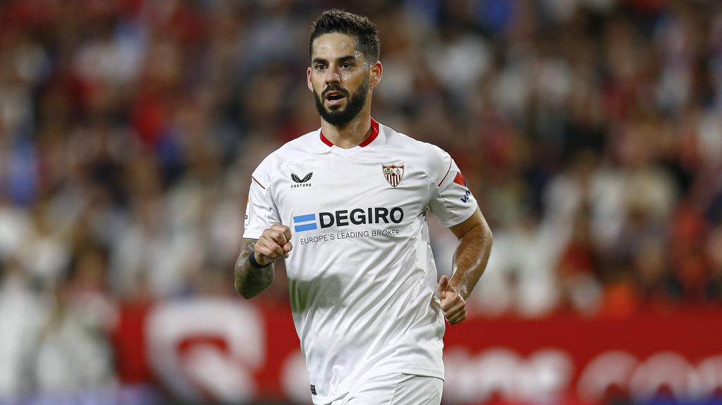 Free agent, Isco is attracting interest from Premier League giants Arsenal