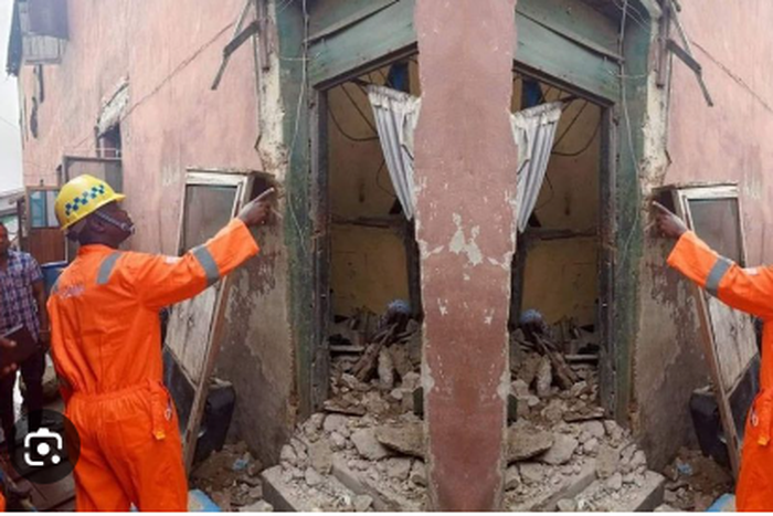 LASEMA officials at the site of the building that collapsed in Oyingbo. [TheWhistlerNigeria]