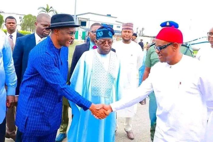 SDP governorship candidate in Rivers State, Senator Magnus Abe exchanging pleasantries with Governor Nyesom Wike in the presence of the president-elect, Asiwaju Bola Tinubu. [Twitter:BATMedia]
