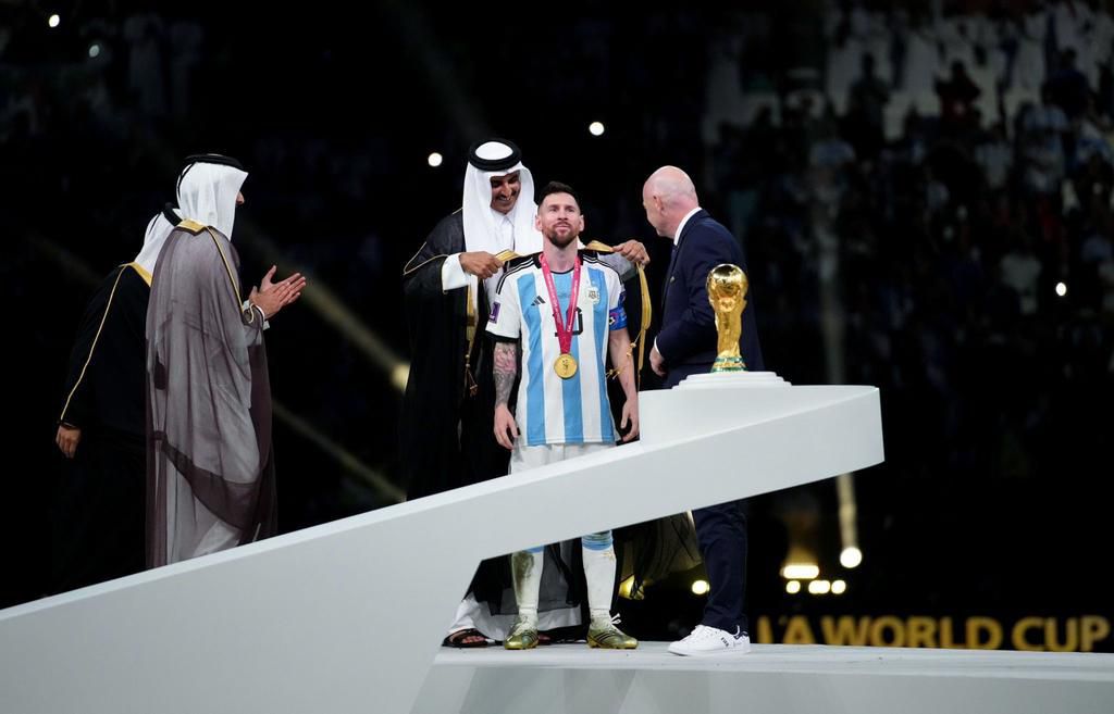 Messi received a black cloak referred to as the Beshth from the Emir of Qatar.