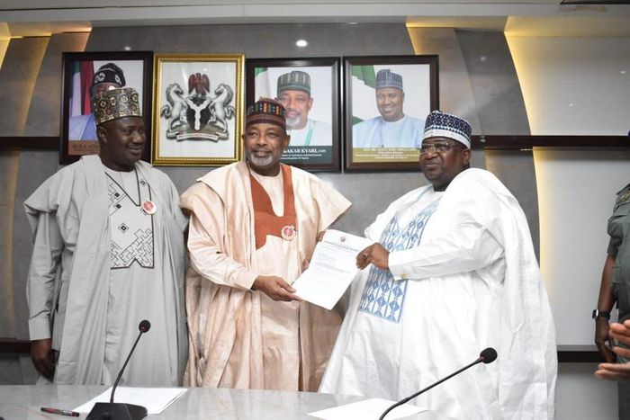 Minister of Agriculture and Food Security, Senator Abubakar Kyari and Kebbi State Governor, Nasir Idris [Twitter:@SenatorAKyari]