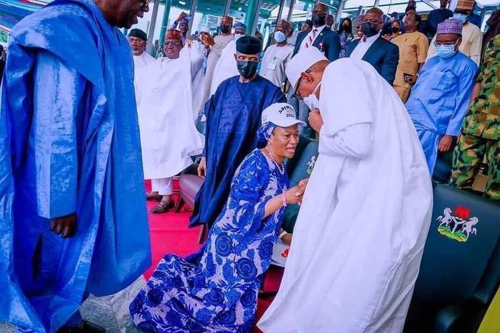 Remi Tinubu kneels to greet Muhammadu Buhari [The Cable]