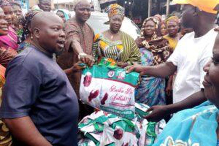 Oyo senator gives market traders palliatives