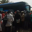 Nigerians queuing for buses to leave Sudan [Twitter/@abikedabiri]