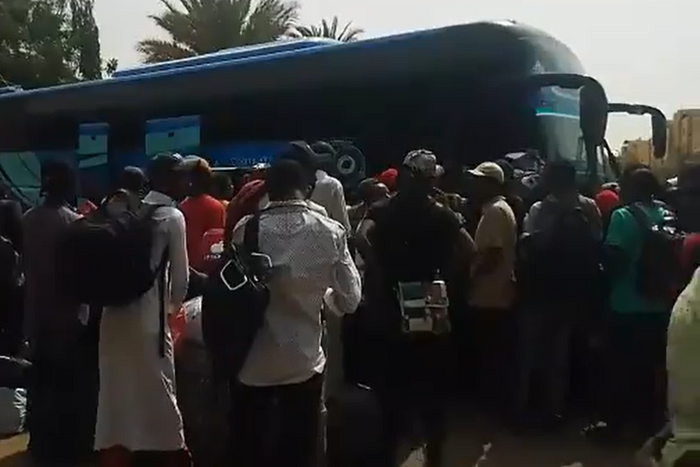Nigerians queuing for buses to leave Sudan [Twitter/@abikedabiri]