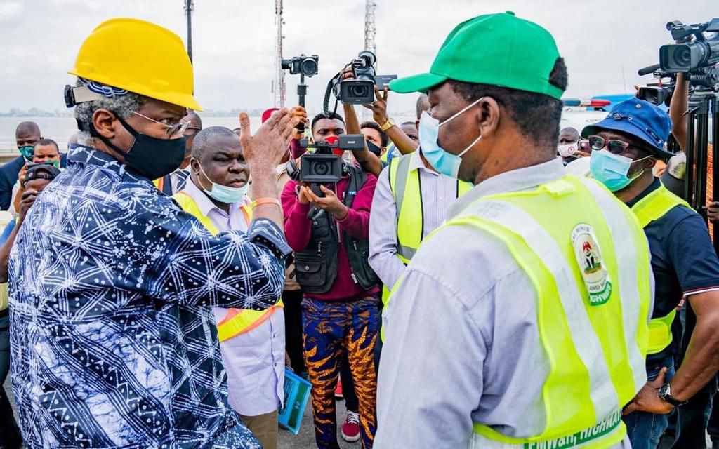 Minister of Works and Housing, Mr Babatunde Fashola inspects the maintenance work ongoing on the Third Mainland Bridge in Lagos. [Twitter/@BoluAdeosun