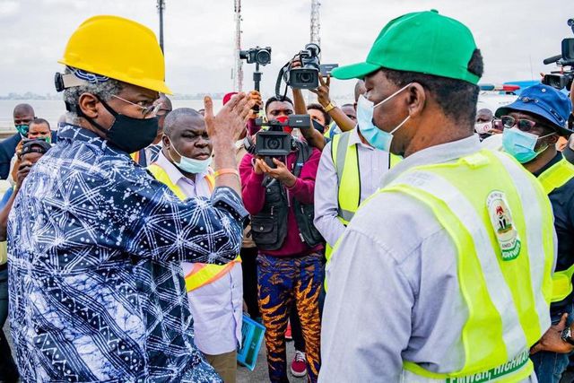 Minister of Works and Housing, Mr Babatunde Fashola inspects the maintenance work ongoing on the Third Mainland Bridge in Lagos. [Twitter/@BoluAdeosun