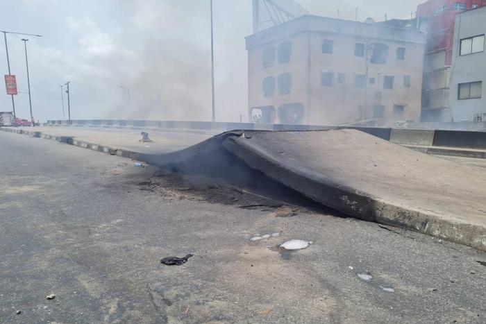 Apongbon fire: Lagos govt shuts Eko Bridge, announces alternative routes. [Twitter:Punch]