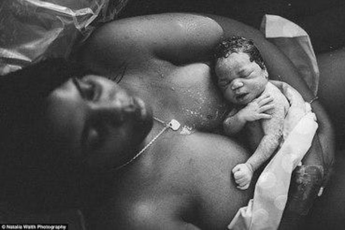 Professional photographers capture the miracle of childbirth with moving photos