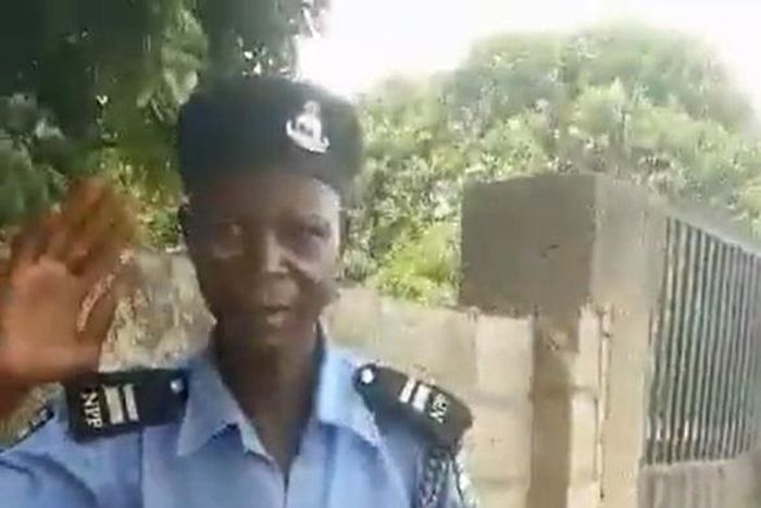 The inspector, identified as Stephen Yohana, was caught on camera by a member of the public