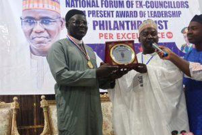 Former Chief of Army Staff, retired Lt.-Gen. Tukur Buratai receiving award of Philanthropy per Excellence form the President, Forum of Ex-Councilors, Mr Awwal Hassan on Thursday (24/11/22)