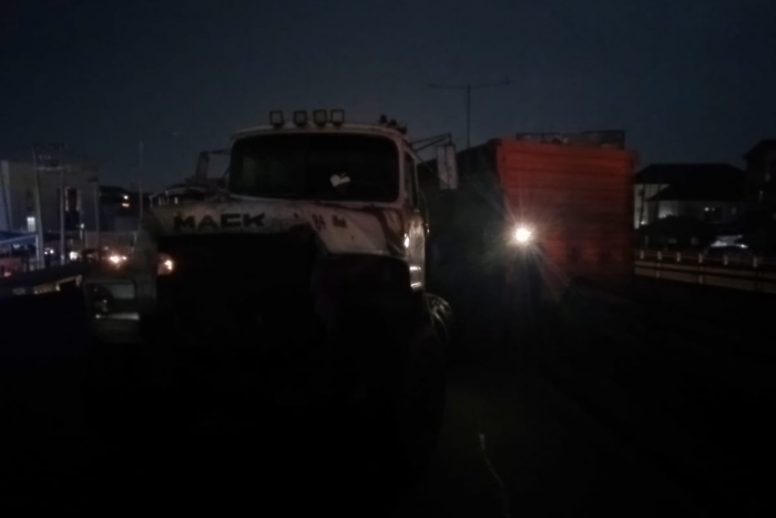 40 days after container killed 9 on Ojuelegba bridge, another container falls on the bridge. (LASTMA)
