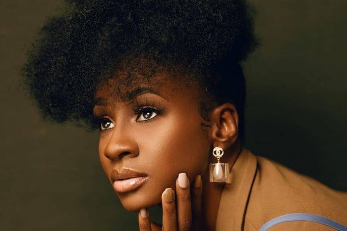 Anto Lecky has long luxurious hair {instagram/antoxtaries}