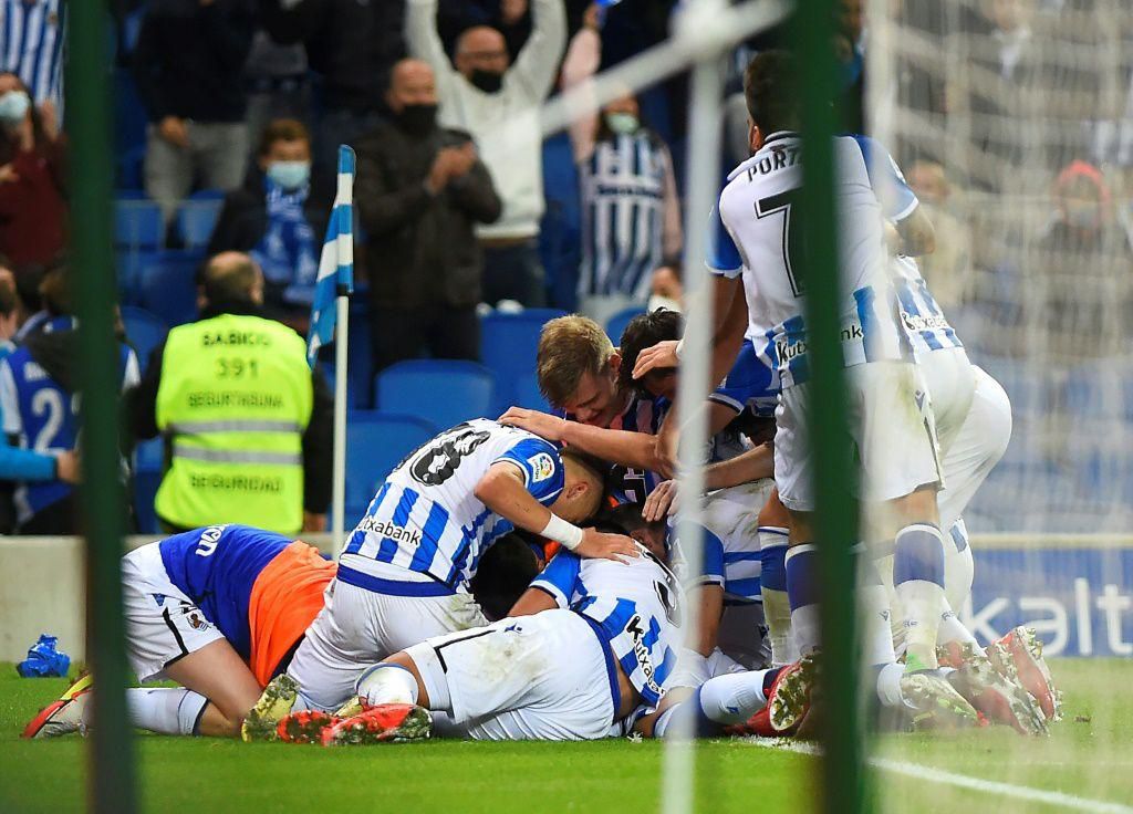 Real Sociedad's players celebrated after Julen Lobete scored his team's winner against Real Mallorca on Saturday.
