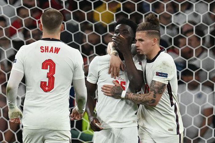England players console Bukayo Saka after his penalty miss in Euro 2020