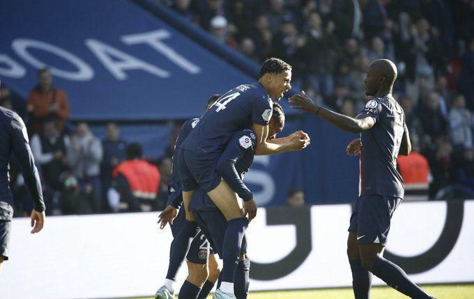 Hugo Etikite celebrates with teammates after scoring the last goal in PSG's 5-0 win over Auxerre