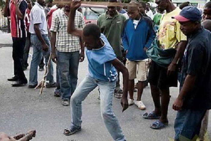 Residents lynch armed robber in Lagos for robbing unisex salon