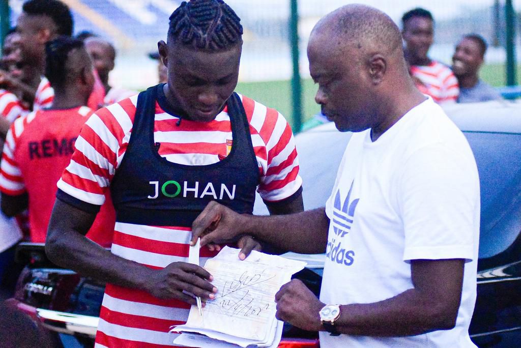 Remo stars President, Kunle Soname presenting the car papers to Ndukka Junior