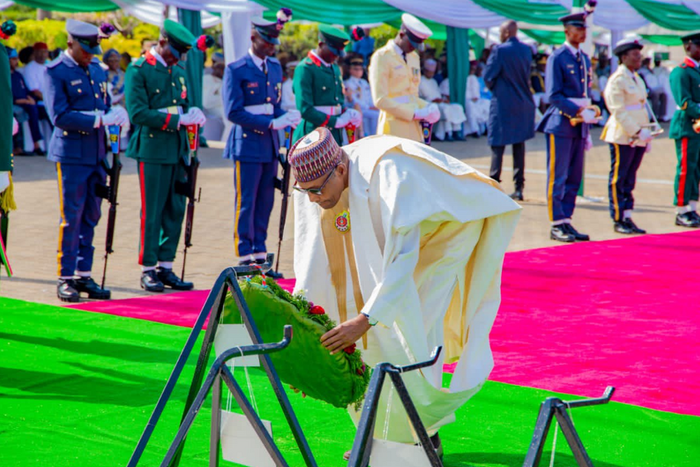 President Muhammadu Buhari laying Wreath in honour of the nation’s fallen heroes on the 2023 Armed Forces Remembrance Day Celebration at the National Arcade Abuja on Sunday (15/1/23)
