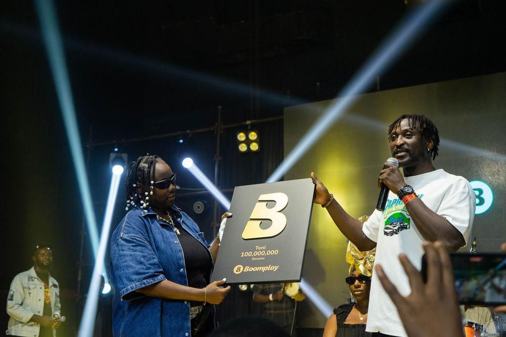 James Afuwape, Marketing & AMR Manager at Boomplay Nigeria giving Teni her Golden Club plaque at the event