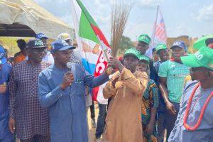 Hundreds defect to APC in Kwara