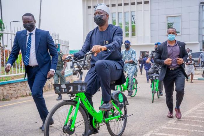 Oyo State Governor, Seyi Makinde riding bicycle for fun. [Twitter:Makinde]