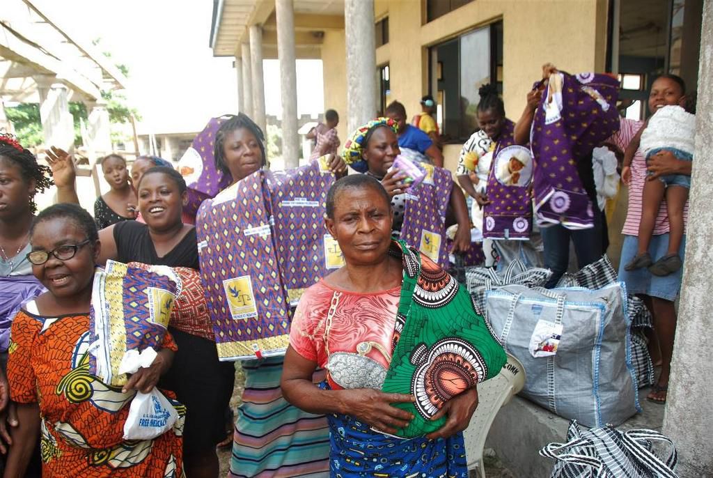 O.B. Lulu-Briggs Foundation Donates relief items to Elem-Sangama flood victims