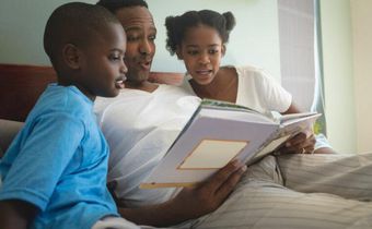 Reading bedtime stories can benefit children in many ways [Lowvelder]