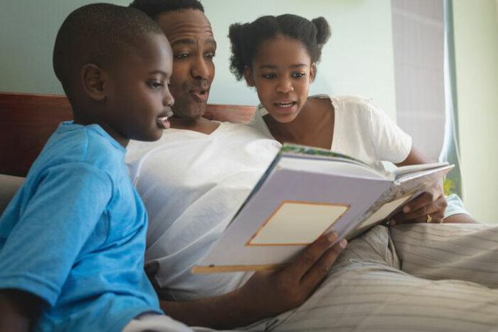 Reading bedtime stories can benefit children in many ways [Lowvelder]
