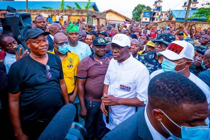 R-L: Senator Opeyemi Bamidele; Lagos State Governor, Mr Babajide Sanwo-Olu; Chairman of Akere Spare Parts Market, Mr Eze; Permanent Secretary, Lagos State Emergency Agency (LASEMA), Dr Femi Oke-Osanyintolu and others during the governor’s visit to the ...